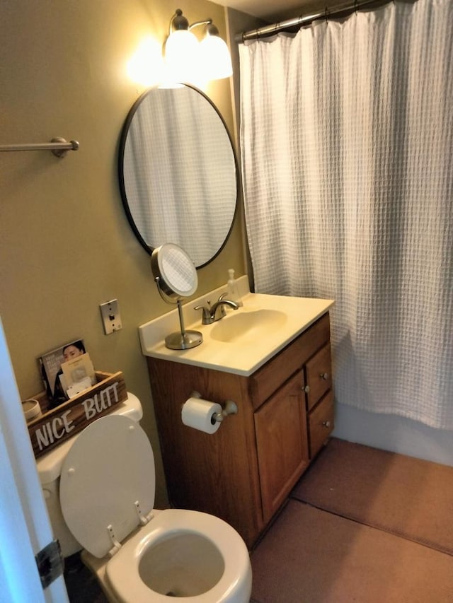 full bathroom with shower / bath combination with curtain, vanity, and toilet