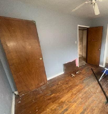 empty room featuring dark hardwood / wood-style floors and ceiling fan