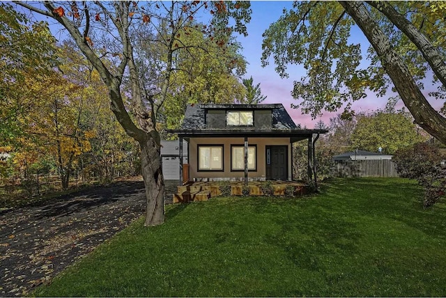 view of front of property featuring a lawn