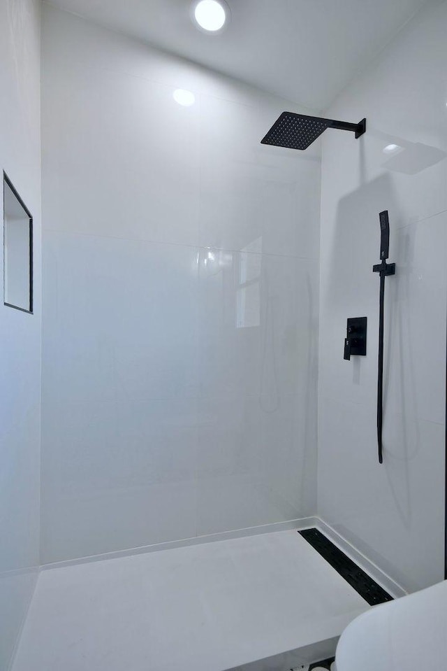 bathroom featuring a tile shower