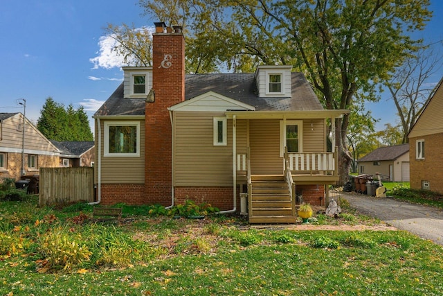 view of front of home with covered porch and a front lawn