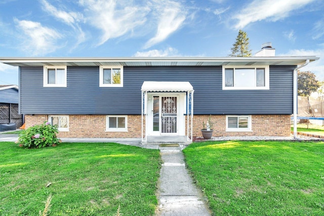 split foyer home featuring a front yard