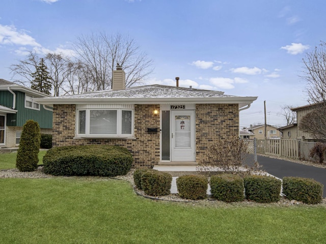 view of front of home featuring a front lawn