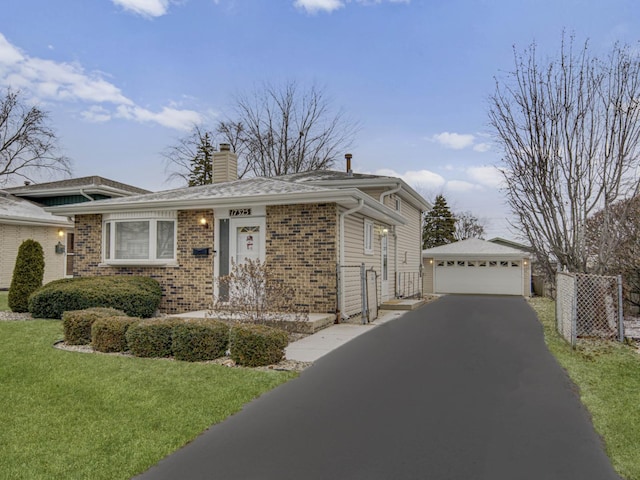 view of front of property featuring a front yard