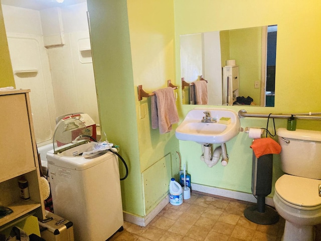 bathroom featuring toilet and sink