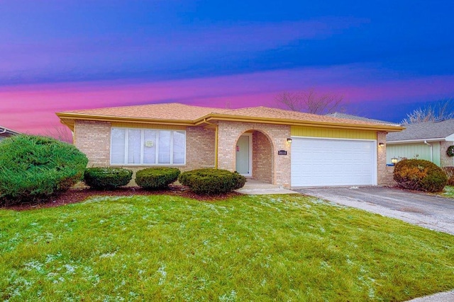 view of front of home featuring a yard and a garage