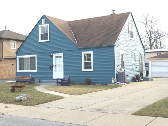 cape cod house featuring a front yard