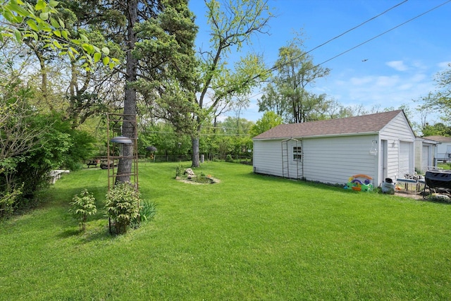 view of yard featuring an outdoor structure