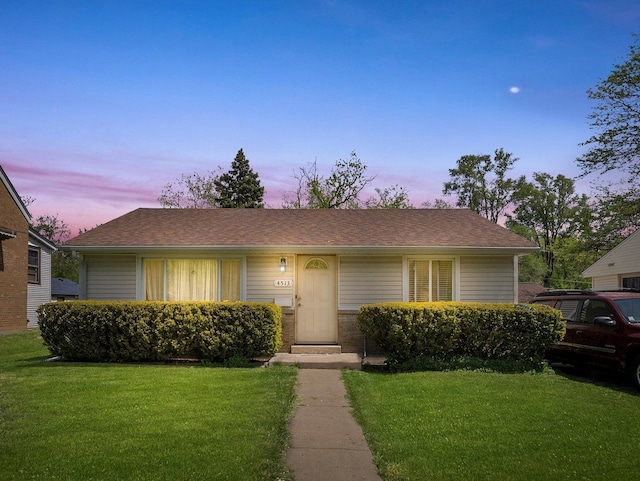 view of front facade with a lawn