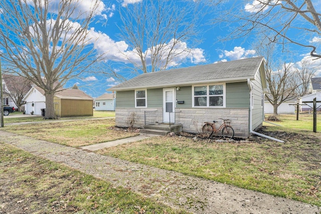 view of front of home featuring a front yard