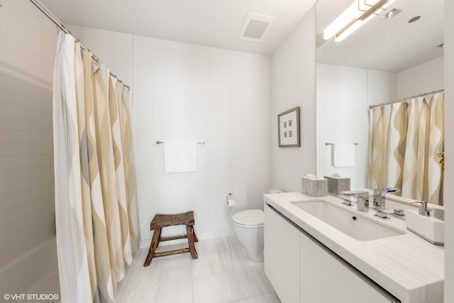 bathroom with vanity, curtained shower, and toilet