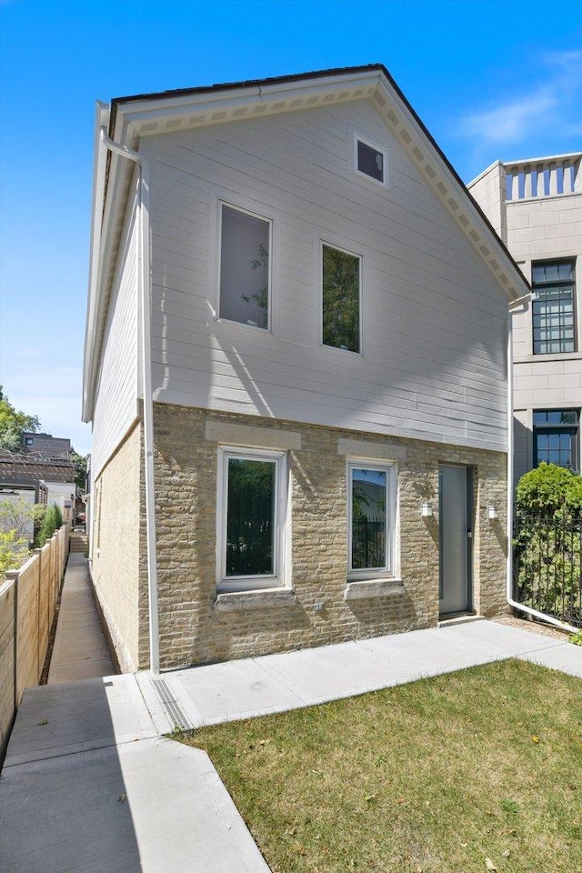 view of front of property featuring a front yard and a patio