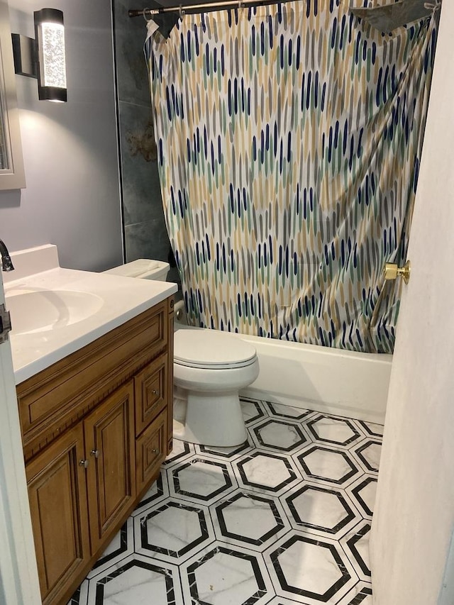 full bathroom featuring shower / tub combo with curtain, vanity, and toilet