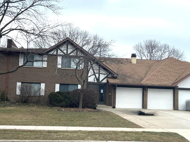 view of front of property featuring a front yard and a garage