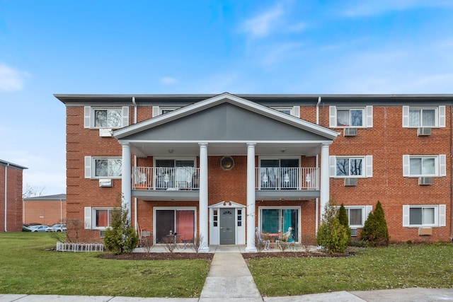 view of front facade featuring a front yard