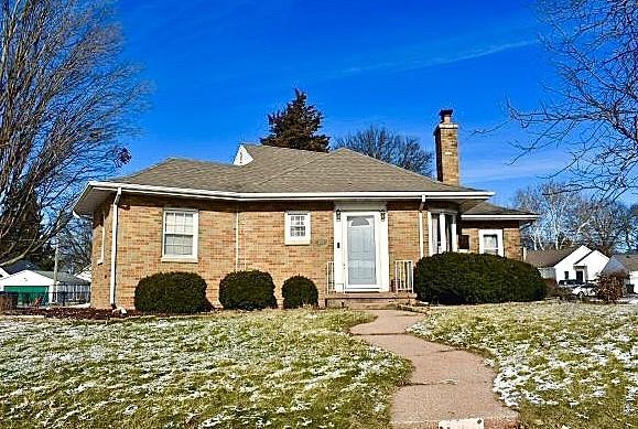 view of front of property with a front lawn