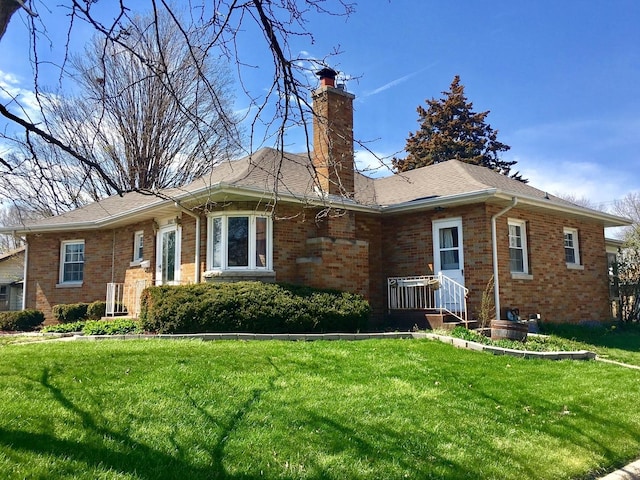 view of front of property with a front lawn