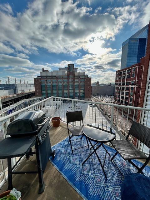 balcony featuring a grill