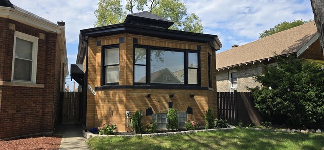 view of front facade featuring a front lawn