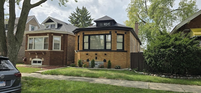 view of front of house featuring a front lawn