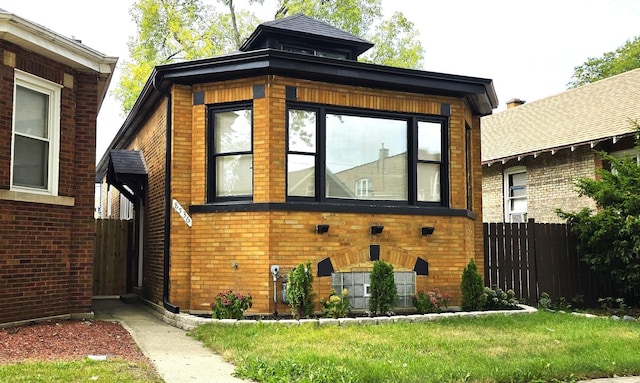 view of front of home featuring a front yard