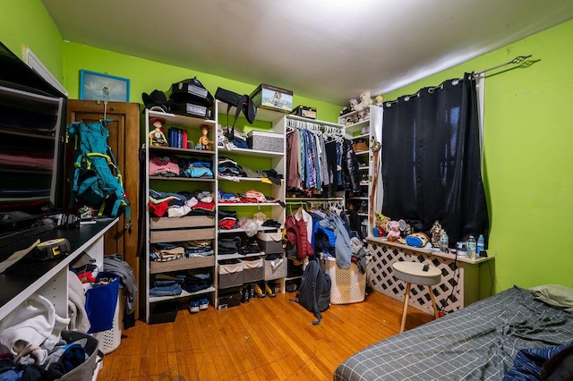 walk in closet with hardwood / wood-style floors