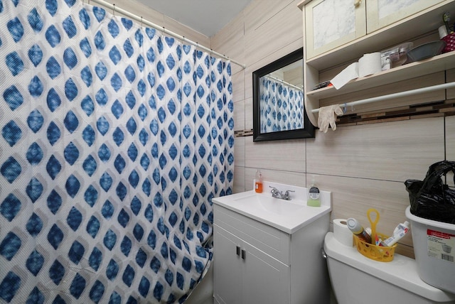 bathroom with a shower with shower curtain, vanity, and toilet