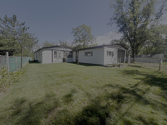 view of yard featuring an outdoor structure