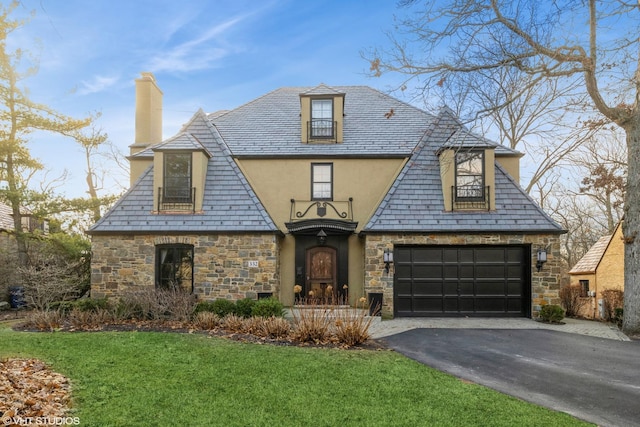 view of front of property featuring a front yard and a garage