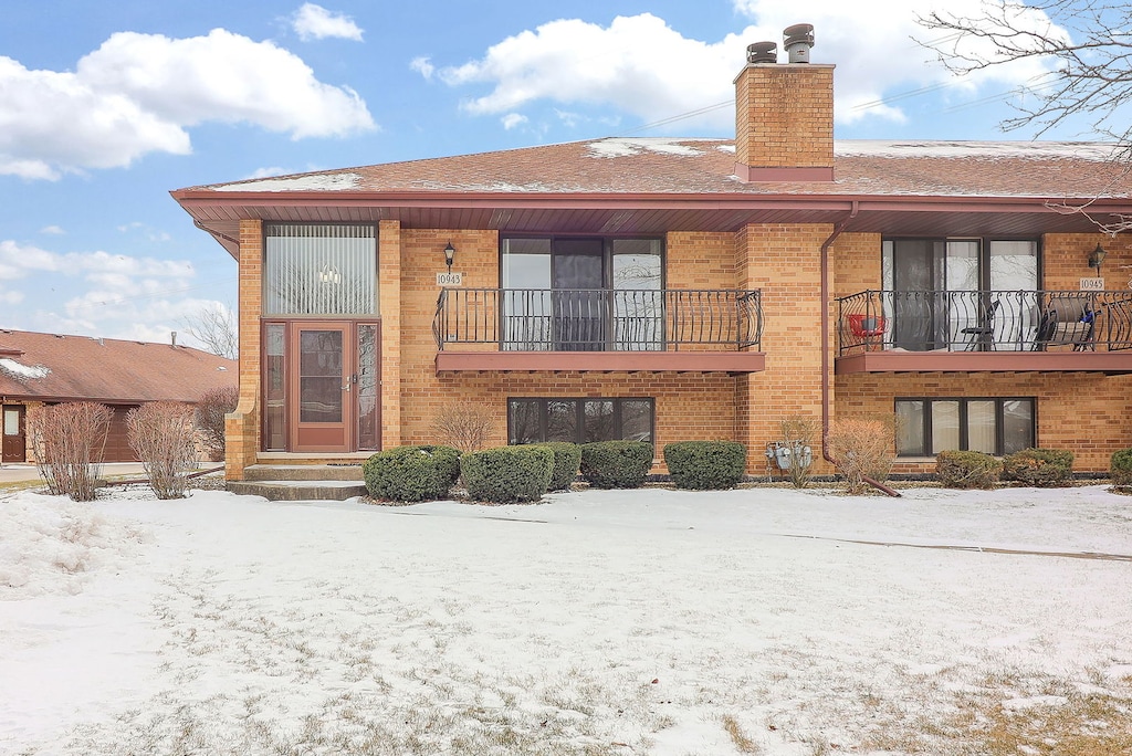 exterior space featuring a balcony