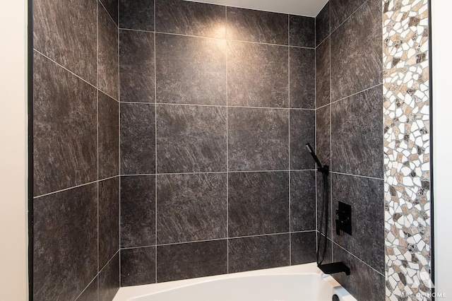 bathroom with tiled shower / bath combo