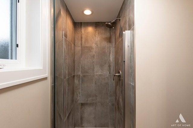 bathroom featuring a tile shower