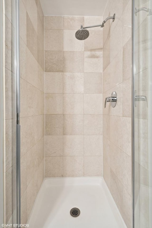 bathroom featuring tiled shower