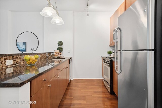 kitchen featuring dark hardwood / wood-style floors, a wall of windows, kitchen peninsula, and sink