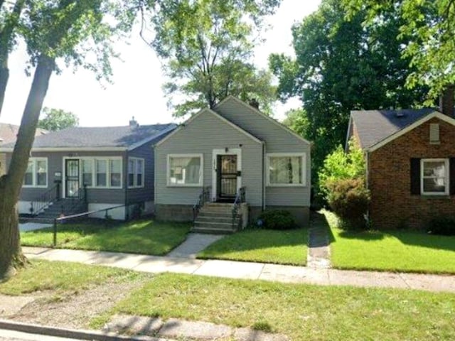 view of front facade with a front lawn