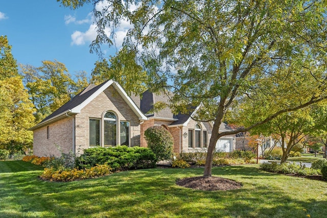 view of front of house featuring a front lawn