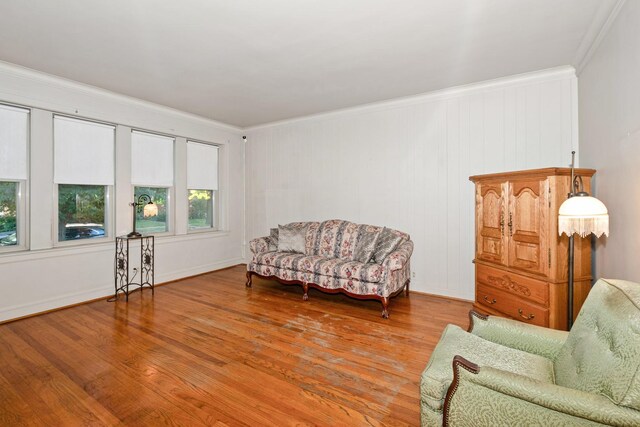 sitting room with ceiling fan, radiator heating unit, hardwood / wood-style floors, and crown molding