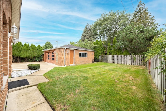 view of yard featuring an outbuilding