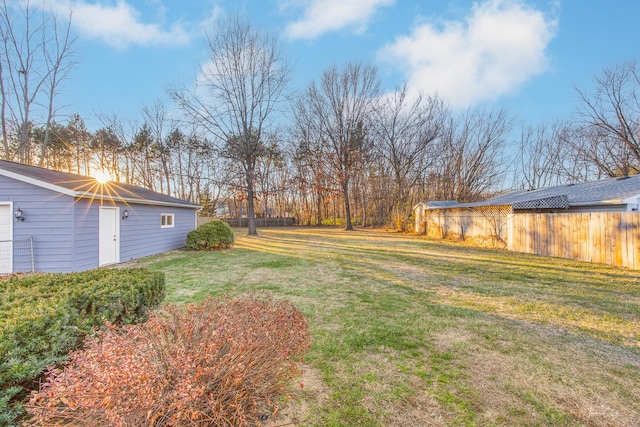 view of yard featuring an outbuilding