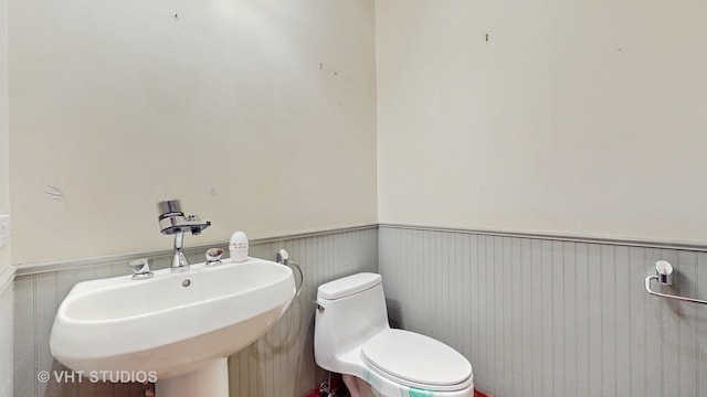 bathroom featuring toilet and sink