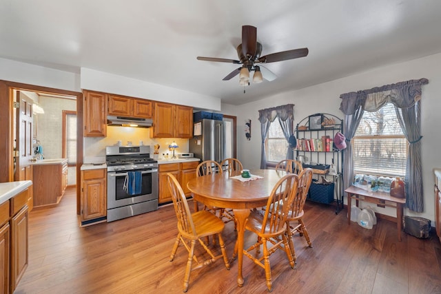 dining area with ceiling fan, sink, and light hardwood / wood-style floors