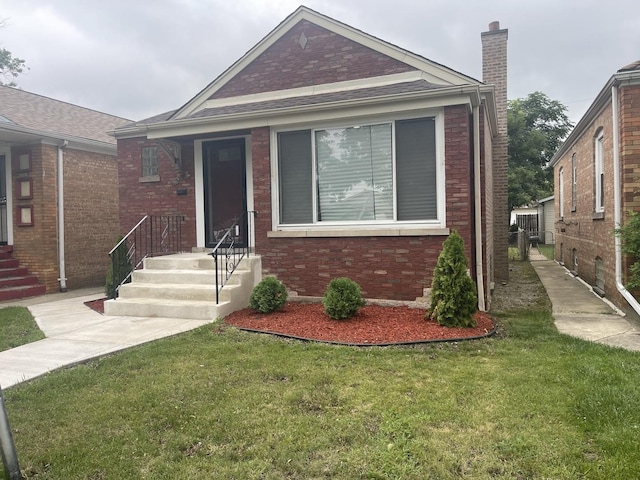 view of front of property featuring a front lawn