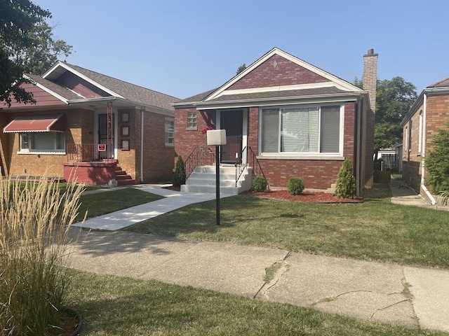 view of front of property with a front lawn