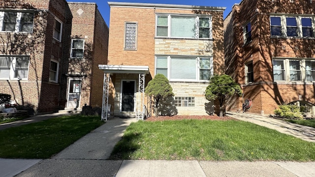 view of front of home featuring a front yard