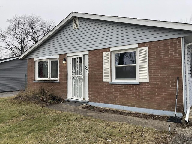 view of front of home with a front yard