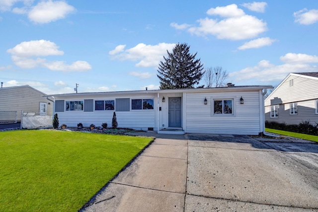 single story home with a front lawn