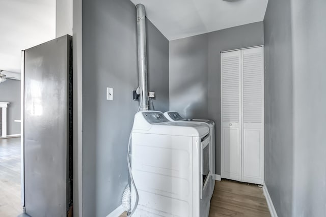 laundry room with ceiling fan, light wood-type flooring, and independent washer and dryer