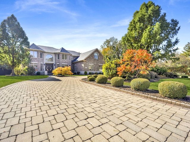 view of front facade with decorative driveway