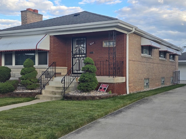 view of front of home featuring a front yard