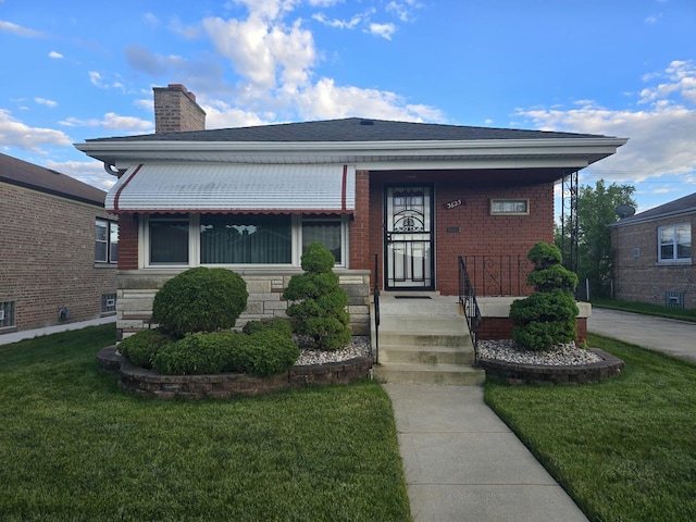 bungalow featuring a front lawn